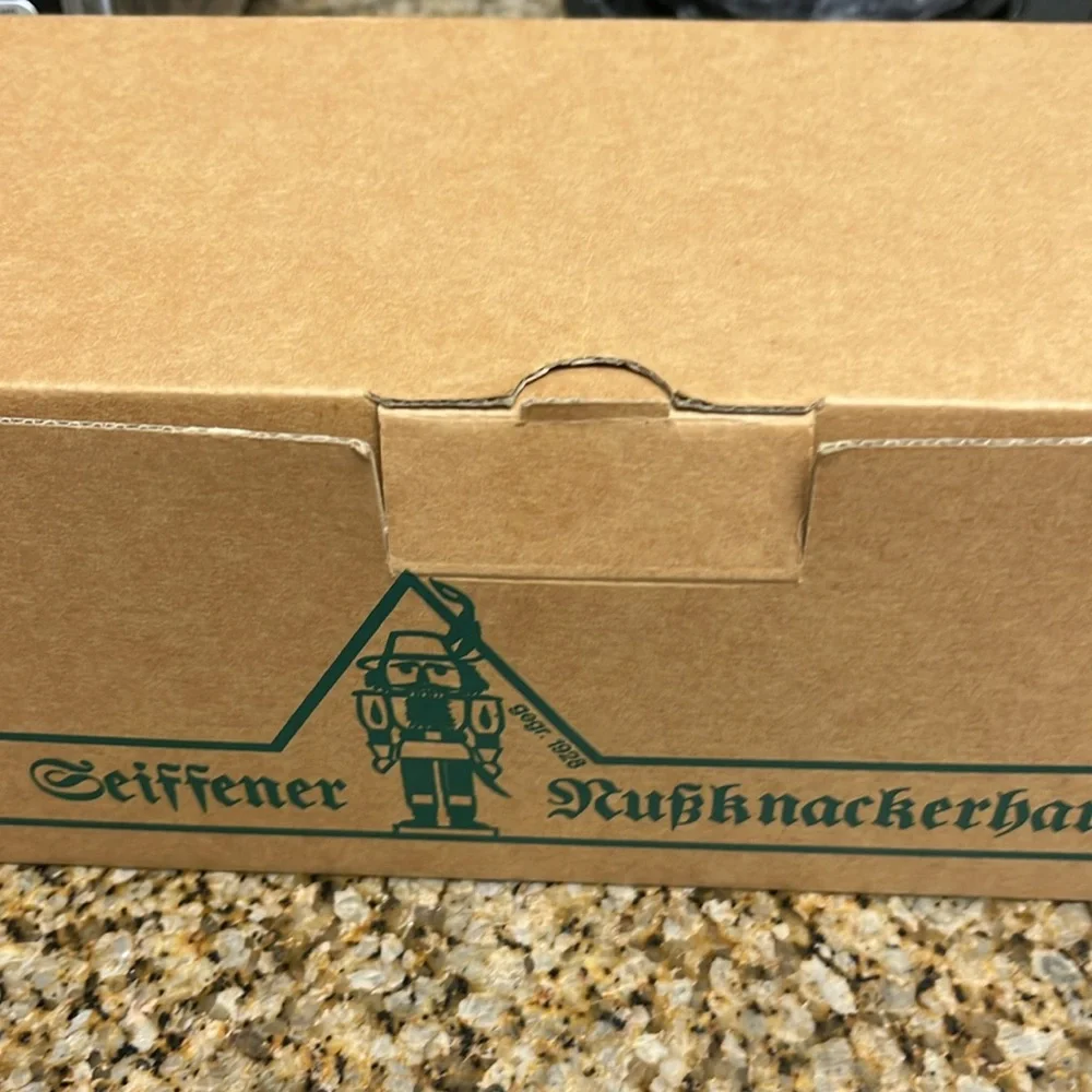 NWOT Christian Ulbricht Snoan Nutcracker Seiffener Nussnackerhaus 8.5”